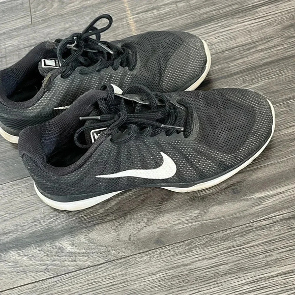Nike black running shoes πββοΈsize  5.5 - Picture 5 of 6
